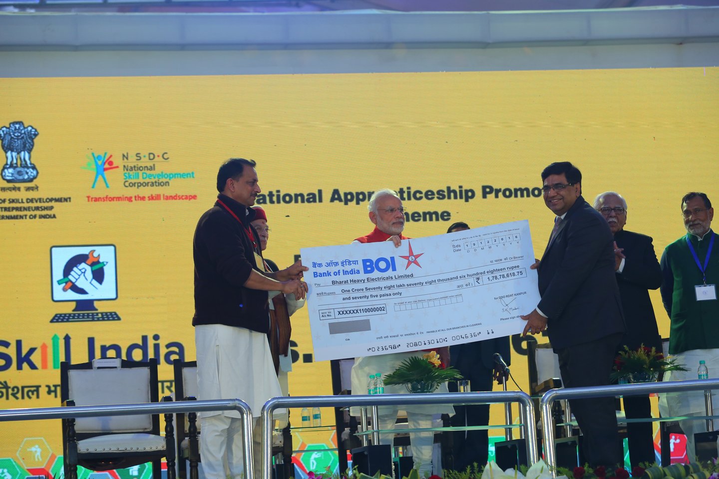 Hon’ble Prime Minister presents a cheque to CMD, BHEL, as mark of appreciation for active participation in NAPS