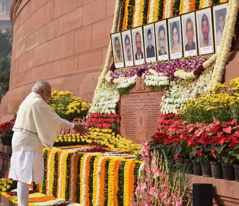 The Prime Minister, Shri Narendra Modi paying floral tributes to the martyrs..