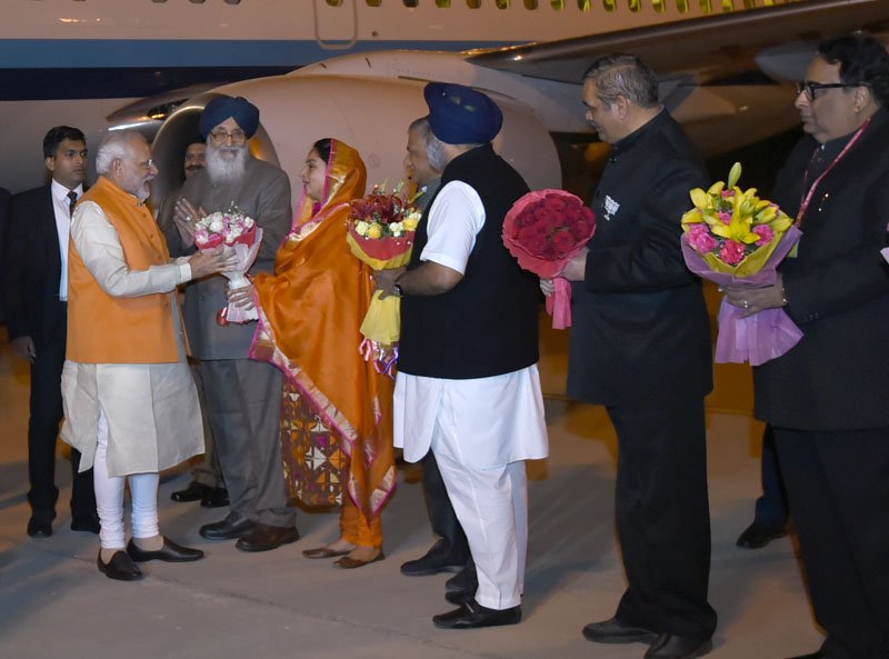 The Prime Minister, Shri Narendra Modi being received by the Governor of Punjab..