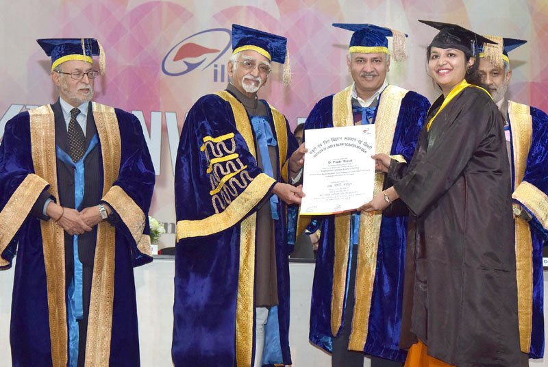 The Vice President, Shri M. Hamid Ansari presenting a degree to a..