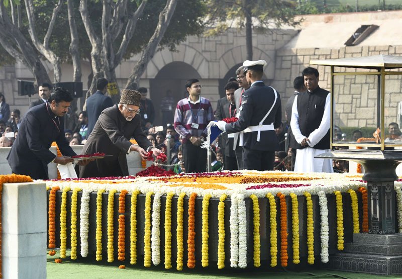 The Vice President, Shri M. Hamid Ansari paying floral tributes at the Samadhi of Mahatma Gandhi on the occasion of Martyr’s Day, at Rajghat, in Delhi