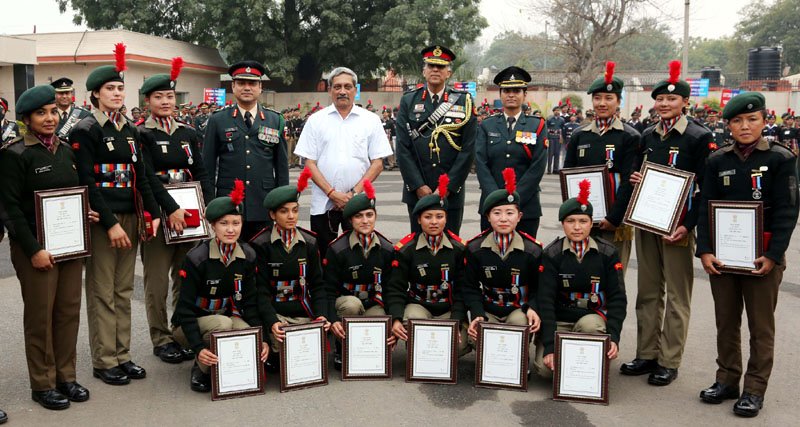 Mr. Manohar Parrikar in a group photograph with the NCC Girls Mount Everest expedition team