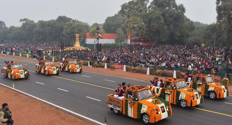 The National Bravery Awards-2016 winning children passes through the Rajpath