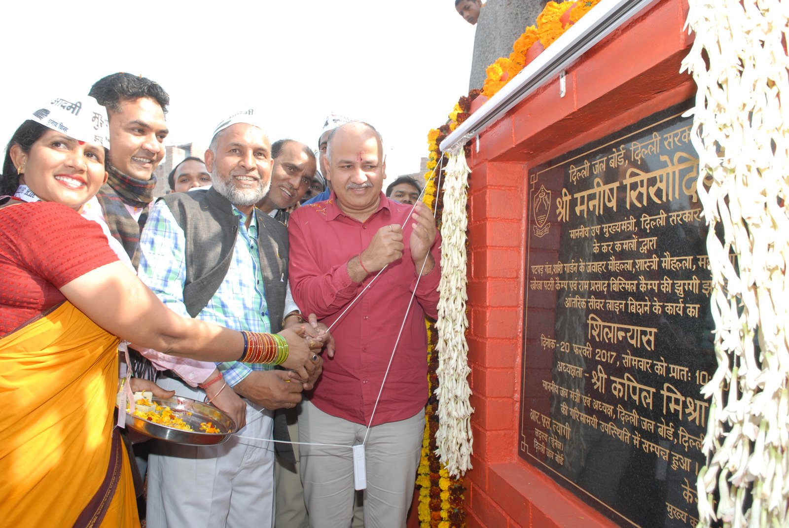 MANISH SISODIA INAUGRTAES THE WORK OF LAYING OF SEWER LINES..