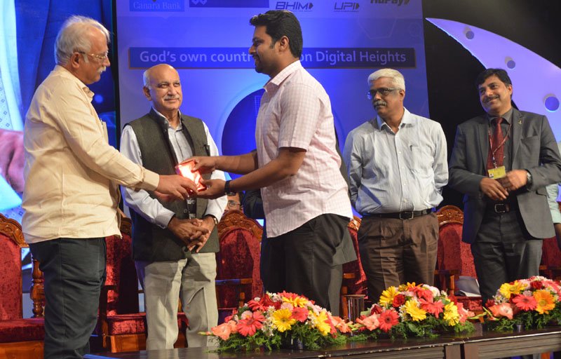 The Union Minister for Civil Aviation, Shri Ashok Gajapathi Raju Pusapati presenting the award for best slogan, at the DigiDhan Mela, in Thiruvananthapuram