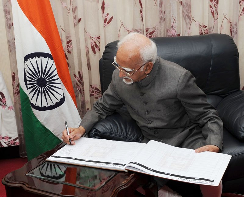 The Vice President, Shri M. Hamid Ansari signing the visitor’s book in ..