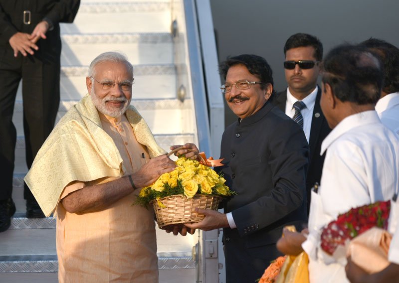 The Prime Minister, Shri Narendra Modi being received by the Governor of Tamil Nadu, Shri C. Vidyasagar Rao and other dignitaries on his arrival, at Coimbatore