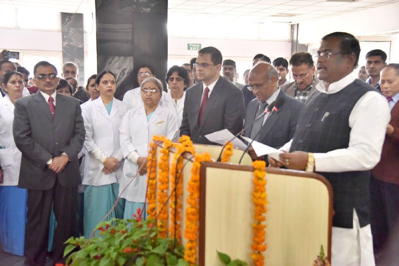 Faggan Singh Kulaste administering the cleanliness pledge