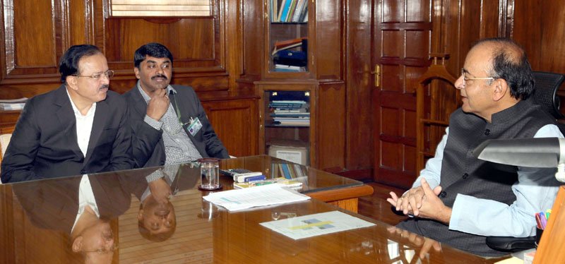 Shri Arun Jaitley interacting with the Minister of State for Defence, Dr. Subhash..