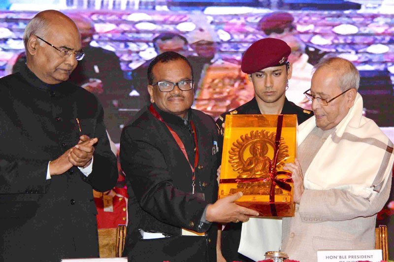 The President, Shri Pranab Mukherjee being felicitated at the closing..