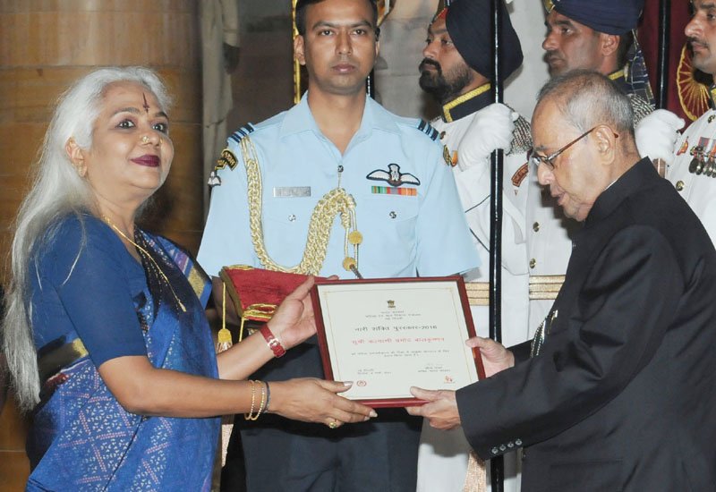 The President, Shri Pranab Mukherjee presenting the Nari Shakti Puruskars..