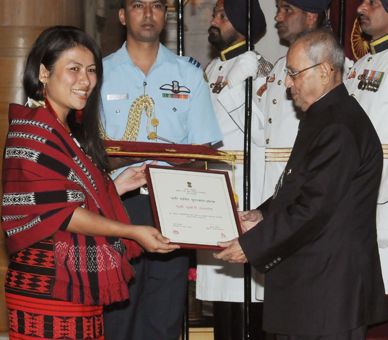 The President, Shri Pranab Mukherjee presenting the Nari Shakti Puruskars..