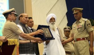 The Union Home Minister, Shri Rajnath Singh honouring the ..