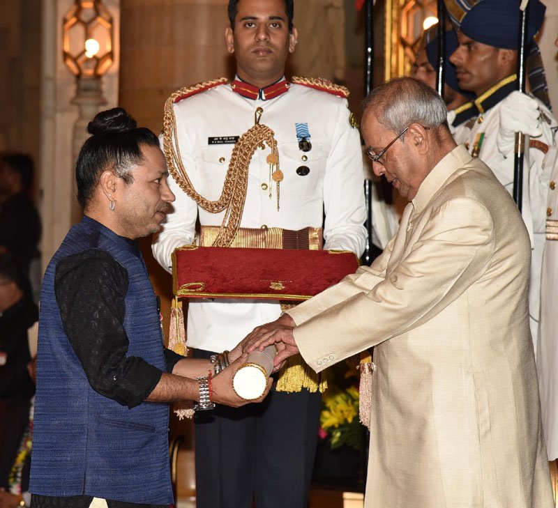 The President, Shri Pranab Mukherjee presenting the Padma Shri Award to Shri Kailash Kher, at the Civil Investiture Ceremony, at Rashtrapati Bhavan, in New Delhi
