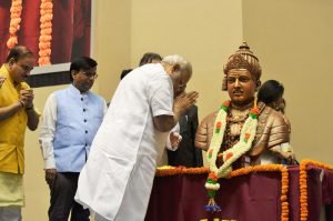 The Prime Minister, Shri Narendra Modi paying homage to Lord Basaveshwara..
