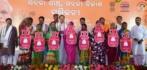 Dharmendra Pradhan with beneficiaries of Ujjawala Yojana at Sabka Saath Sabka Vikas sammelan