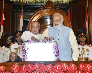 PRESIDENT & THE PRIME MINISTER PRESS THE BUZZER TO LAUNCH THE GST AT PARLIAMENT CENTRAL HALL