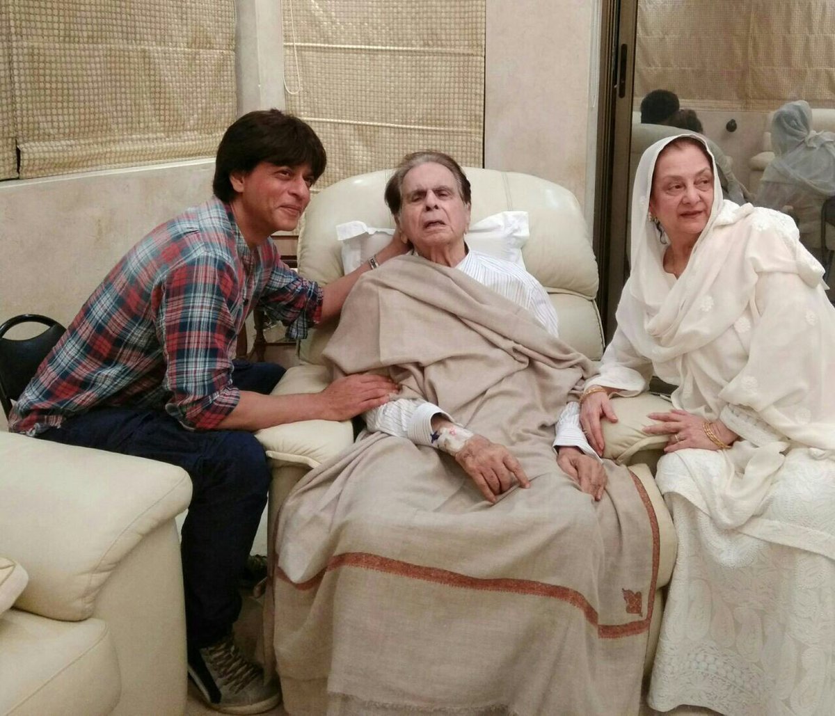 MOOH -BOLA BETA-SON SHAHRUKH KHAN VISITS 94 YEAR VETERAN ACTOR DILIP KUMAR