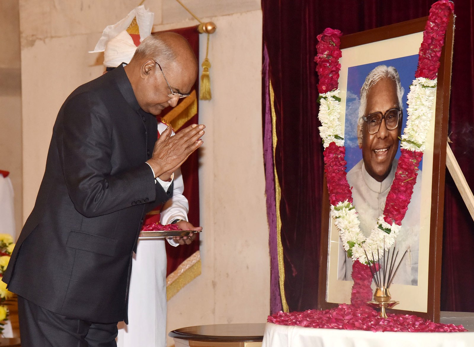 President of India pays floral tributes to Shri KR Narayanan on his birth anniversary