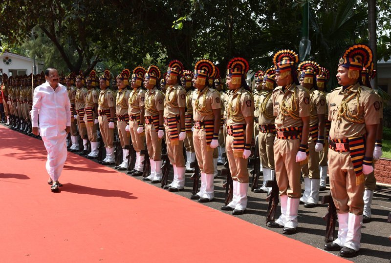 VICE PRESIDENT INSPECT GUARD-OF-HONOUR AT RAJBHAVAN ,MUMBAI