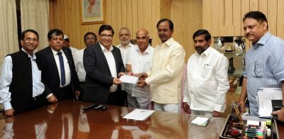 CM TELANGANA K.CHANDRASHEKHAR RAO HANDS OVER CHEQUE TO CMD ATUL SOBTI BHEL