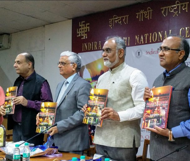 आलोक मेहता की पुस्तक नमन नर्मदा का ओ पी रावत ने किया लोकार्पण