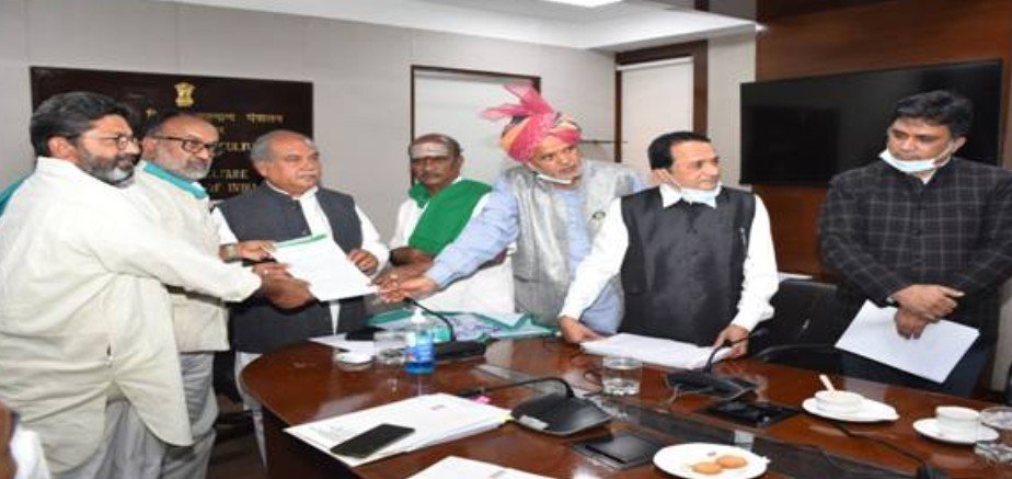 The All India Kisan Coordination Committee Members submit a memorandum to Agriculture Minister in favour of the Farm Acts