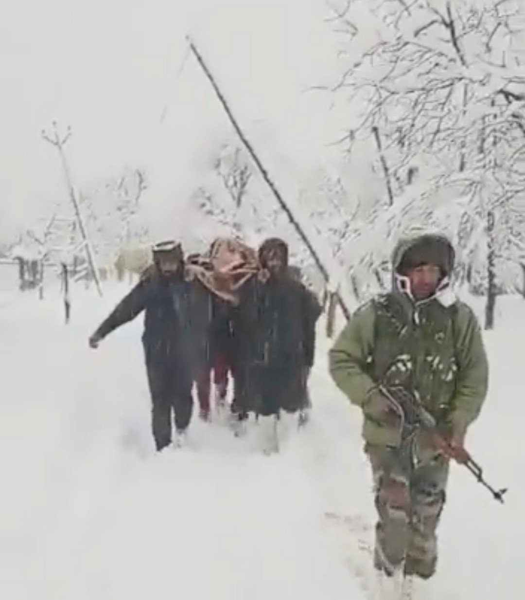 Indian Army carries pregnant lady on a stretcher for 6.5 km in heavy snowfall to District Hospital.
