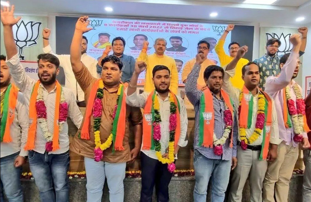 Eight BJYM workers accused of attacking Kejriwal house garlanded at BJP Delhi office.