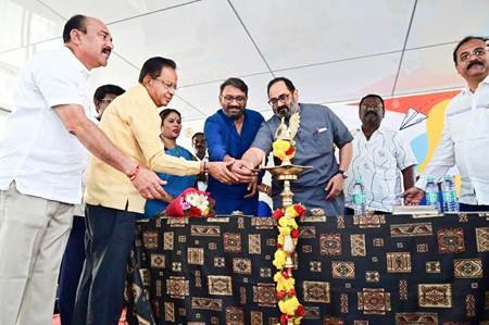 MoS Shri Rajeev Chandrasekhar interacts with Young Bengaluru students at an art & painting competition