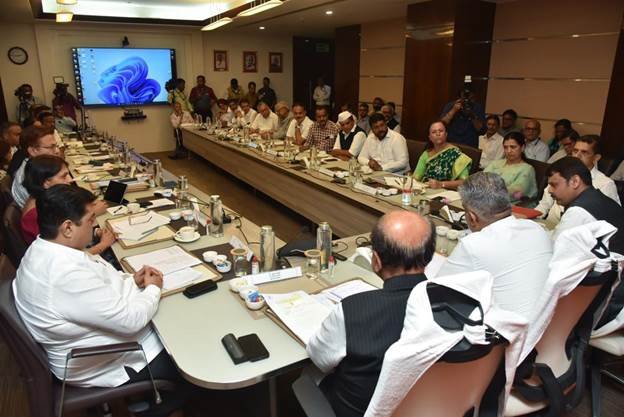Bhupender Yadav, Minister of Labour & Employment, Environment, Forest & Climate Change and Shri Devendra Fadnavis, Dy. CM, Maharashtra hold meeting with representatives of workers of unorganized sector and gig workers of Maharashtra