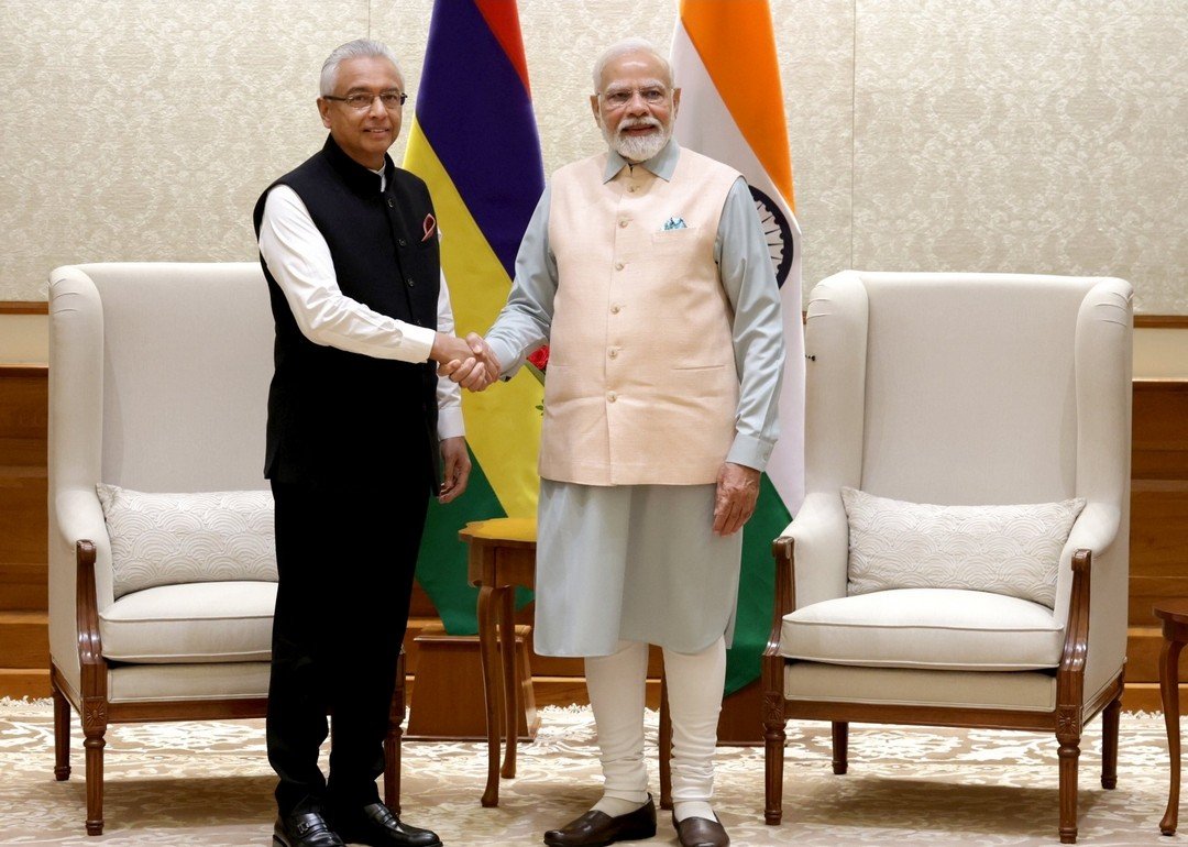 PM meets Prime Minister of Mauritius 
