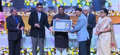 Dharmendra Pradhan confers National Award for Innovations and Good Practices in Educational Administration on 65 district and block education officers