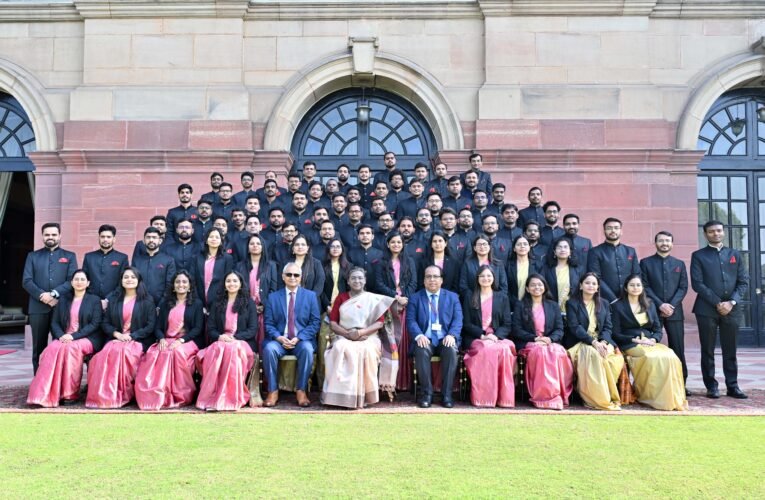 PROBATIONERS OF INDIAN DEFENCE ACCOUNTS SERVICE AND INDIAN TELECOMMUNICATIONS SERVICE CALL ON THE PRESIDENT